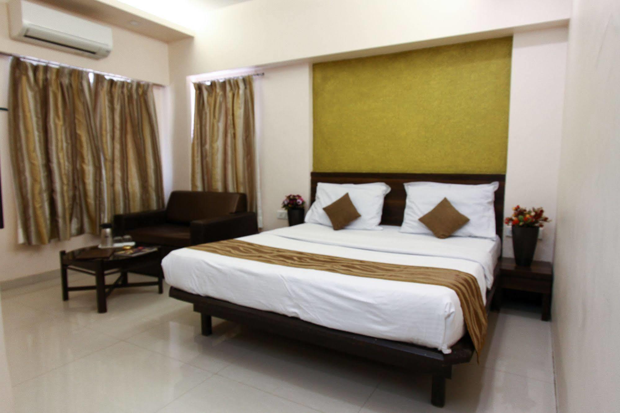 Hotel Sunny Mid-Town Mahābaleshwar Eksteriør billede