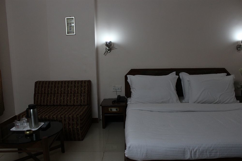 Hotel Sunny Mid-Town Mahābaleshwar Eksteriør billede
